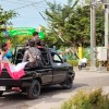 Siswa SMA YPK Membagikan dan Membantu Memasang Bendera Merah Putih di Rumah Warga